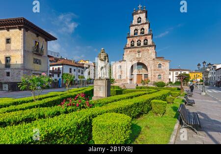 Statue des Pelagius von Asturien, auf Spanisch als Pelayo bekannt, vor Iglesia de Nuestra Señora de la Asunción de Santa María oder der Liebfrauenkirche Stockfoto