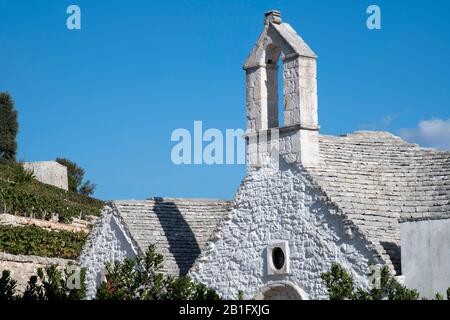 Eine kleine weiße Kirche mit einem Steindach in der Nähe von Locorotondo, Apulien, Italien, Europa Stockfoto