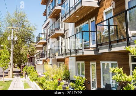 Architekturdetails eines modernen Apartmentgebäudes an einem sonnigen Sommertag neben einer Straße Stockfoto