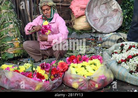 Kolkata in Westbengalen, Indien am 26. Januar 2020 - der alte Mann verkauft Blumen auf dem Kolkata-Blumenmarkt in der Nähe der Howrah Bridge. Stockfoto