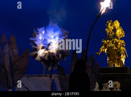 Dresden, Deutschland. Februar 2020. Beim jährlichen Karnevalsumzug "Winterausweisung" wird symbolisch vor dem Goldenen Horseman eine winterrepräsentierte Figur verbrannt. Kredit: Robert Michael / dpa-Zentralbild / dpa / Alamy Live News Stockfoto