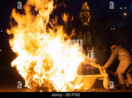 Dresden, Deutschland. Februar 2020. Beim jährlichen Karnevalsumzug "Winterausweisung" wird symbolisch vor dem Goldenen Horseman eine winterrepräsentierte Figur verbrannt. Kredit: Robert Michael / dpa-Zentralbild / dpa / Alamy Live News Stockfoto