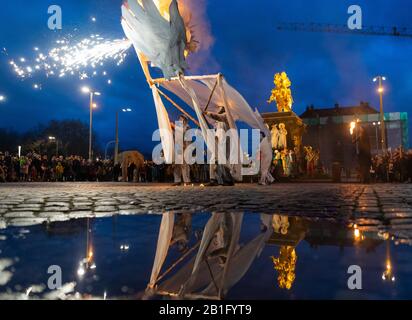 Dresden, Deutschland. Februar 2020. Beim jährlichen Karnevalsumzug "Winterausweisung" wird symbolisch vor dem Goldenen Horseman eine winterrepräsentierte Figur verbrannt. Kredit: Robert Michael / dpa-Zentralbild / dpa / Alamy Live News Stockfoto