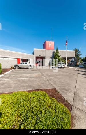 Renton Regional Fire Authority Station 11 im Staat Washington. Kunstwerke auf dem Gebäude am Eingang rechts vom Gebäude. Stockfoto