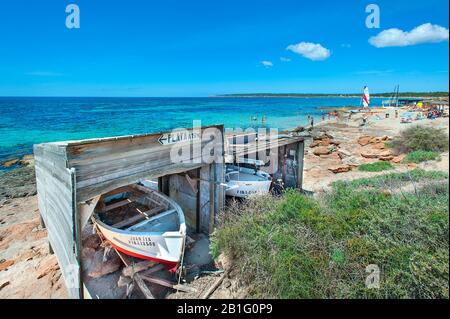Fischerboote auf Playa Mitjorn, Formtera, Balearen, Spanien Stockfoto