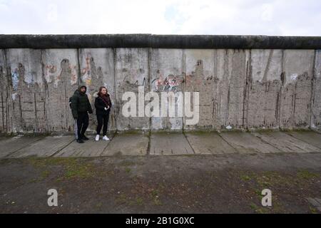 Erhaltener Abschnitt der Berliner Mauer, der an die Menschen erinnert, die bei der Flucht ums Leben gekommen sind, Berauer Straße Stockfoto