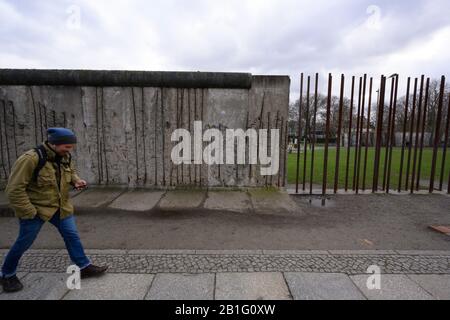 Erhaltener Abschnitt der Berliner Mauer, der an die Menschen erinnert, die bei der Flucht ums Leben gekommen sind, Berauer Straße Stockfoto