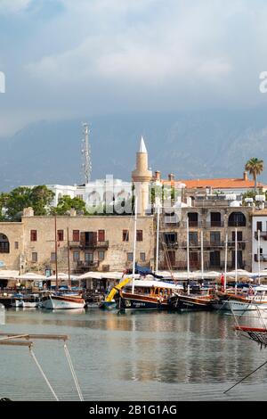 Boote im Hafen von Kyrenia und Schloss. Türkische Republik Nordzypern. Stockfoto