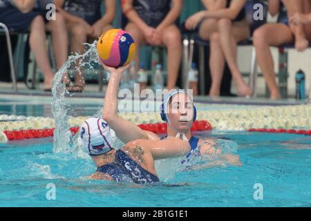 Kirishi, Leningrader Region, Russland, 25. Februar 2020: Russland schlägt Griechenland 12:9 in World League Women's Water Polo Stockfoto