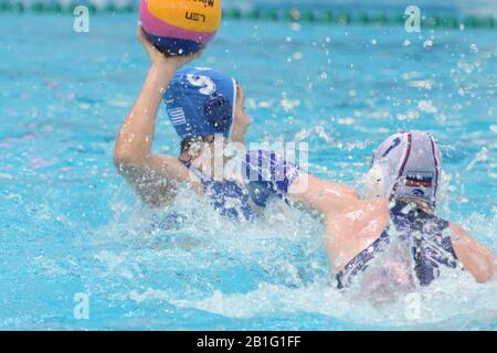 Kirishi, Leningrader Region, Russland, 25. Februar 2020: Russland schlägt Griechenland 12:9 in World League Women's Water Polo Stockfoto