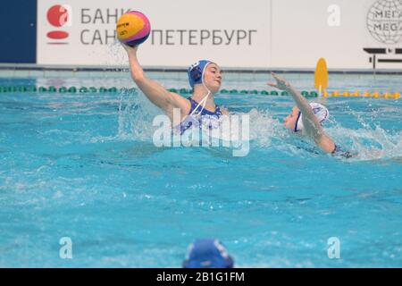 Kirishi, Leningrader Region, Russland, 25. Februar 2020: Russland schlägt Griechenland 12:9 in World League Women's Water Polo Stockfoto