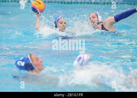 Kirishi, Leningrader Region, Russland, 25. Februar 2020: Russland schlägt Griechenland 12:9 in World League Women's Water Polo Stockfoto