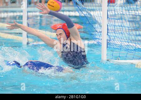 Kirishi, Leningrader Region, Russland, 25. Februar 2020: Russland schlägt Griechenland 12:9 in World League Women's Water Polo Stockfoto