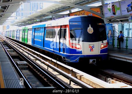 Der BTS Skytrain am Bahnhof Asok in Bangkok Stockfoto