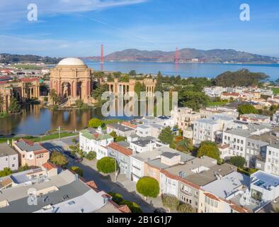 Tageslichtfoto des Palace of Fine Arts in San Francisco, Kalifornien, USA. Im Hintergrund steht die Golden Gate Bridge. Stockfoto