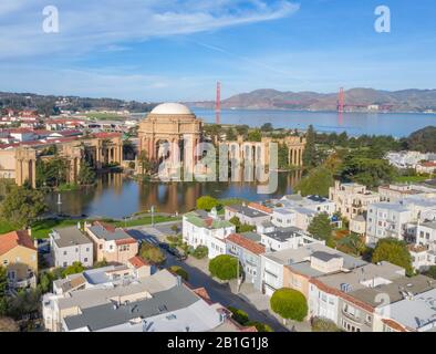 Tageslichtfoto des Palace of Fine Arts in San Francisco, Kalifornien, USA. Im Hintergrund steht die Golden Gate Bridge. Stockfoto