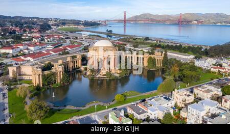 Tageslichtfoto des Palace of Fine Arts in San Francisco, Kalifornien, USA. Im Hintergrund steht die Golden Gate Bridge. Stockfoto