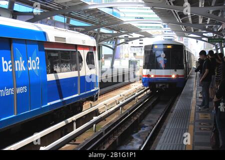 Der BTS Skytrain am Bahnhof Asok in Bangkok Stockfoto