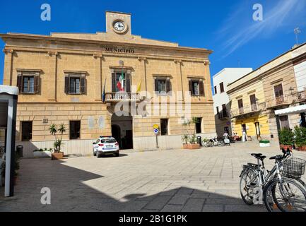 Rathaus des Dorfes Europa Reiseziel für viele Touristen 26. September 2019 Favignana Sizilien Italien Stockfoto