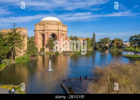 Tageslichtfoto des Palace of Fine Arts in San Francisco, Kalifornien, USA. Im Hintergrund steht die Golden Gate Bridge. Stockfoto