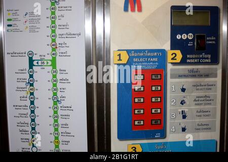 Streckenkarte und Fahrkartenautomat für den BTS Skytrain in Bangkok, Thaialnd Stockfoto