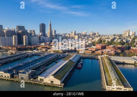 San Francisco Luftansicht der Innenstadt bei Sonnenaufgang. Blick auf die Innenstadt. Blauer Himmel, goldenes Licht Kopierraum in Himmel. Stockfoto