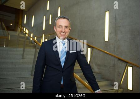 Edinburgh, Großbritannien. Februar 2020. Bild: Alex Cole-Hamilton MSP - MSP für Edinburgh Western, Sprecher für Gesundheit der Scottish Liberal Democrats Party. Auf den Stufen der Gartenlobby des schottischen Parlaments zu sehen. Kredit: Colin Fisher/Alamy Live News Stockfoto