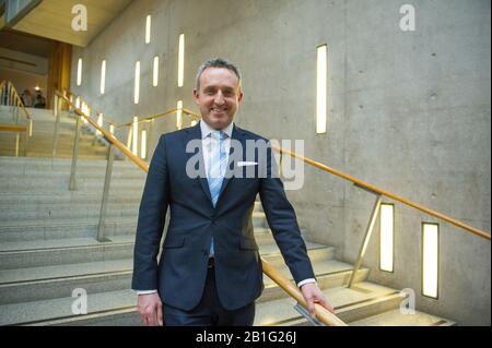 Edinburgh, Großbritannien. Februar 2020. Bild: Alex Cole-Hamilton MSP - MSP für Edinburgh Western, Sprecher für Gesundheit der Scottish Liberal Democrats Party. Auf den Stufen der Gartenlobby des schottischen Parlaments zu sehen. Kredit: Colin Fisher/Alamy Live News Stockfoto