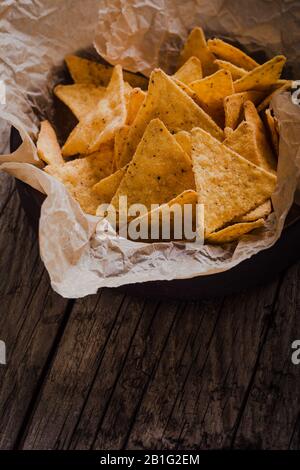 Tortilla-Pommes in Handarbeit auf rustikalem Holztisch, Nahaufnahme Stockfoto