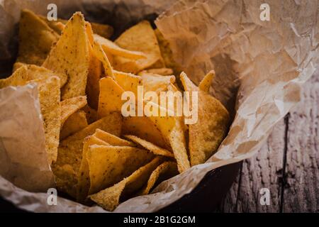 Tortilla-Pommes in Handarbeit auf rustikalem Holztisch, Nahaufnahme Stockfoto