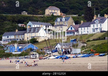 Farbfoto vom Strand zurück zu den Häusern und dem Dorf des beliebten Badeortes Tresaith in Cardigan Bay West Wa Stockfoto