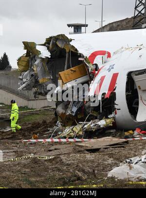 (200225) -- ISTANBUL, 25. Februar 2020 (Xinhua) -- Foto vom 6. Februar 2020 zeigt den Standort des Flugzeugunfalls auf dem internationalen Flughafen Sabiha Gokcen in Istanbul, Türkei. Ein Pilot des Flugzeugs, das Anfang dieses Monats von einer Landebahn auf einem Flughafen in Istanbul abgefahren wurde, wurde am 24. Februar verhaftet, weil er drei Menschen getötet und 180 weitere verletzt hatte, berichteten lokale Medien. (Xinhua/Xu Suhui) Stockfoto