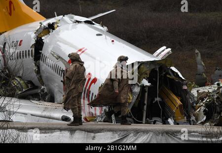 (200225) -- ISTANBUL, 25. Februar 2020 (Xinhua) -- Foto vom 6. Februar 2020 zeigt den Standort des Flugzeugunfalls auf dem internationalen Flughafen Sabiha Gokcen in Istanbul, Türkei. Ein Pilot des Flugzeugs, das Anfang dieses Monats von einer Landebahn auf einem Flughafen in Istanbul abgefahren wurde, wurde am 24. Februar verhaftet, weil er drei Menschen getötet und 180 weitere verletzt hatte, berichteten lokale Medien. (Xinhua/Xu Suhui) Stockfoto