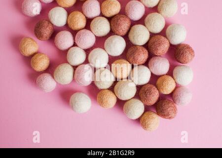 Nahaufnahme der Filzkugeln in Pastellfarben Stockfoto