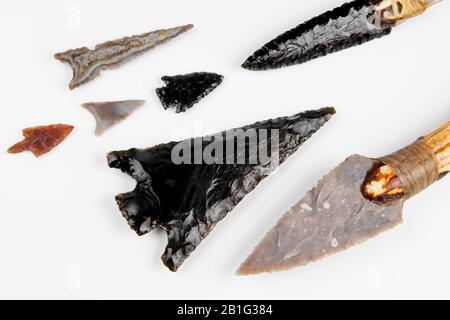 Werkzeuge für Steinzeit auf weißem Hintergrund - Messer für Steinzeit und Pfeile für Obsidian Stockfoto