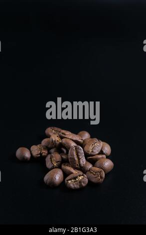 Nahaufnahme, Kaffeekörner auf schwarzem Hintergrund Stockfoto