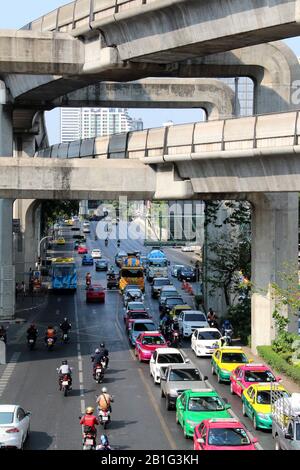 Der Straßenverkehr und die Betonkonstruktion des BTS Skytrain-Netzes in Bangkok Stockfoto