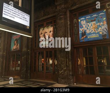 Mailand, Italien Coronavirus Auswirkungen der Situation, die an einigen Orten in der Stadt Mailand Auf dem Foto zu sehen ist: Das Odeon-Kino ist für die Öffentlichkeit gesperrt Stockfoto