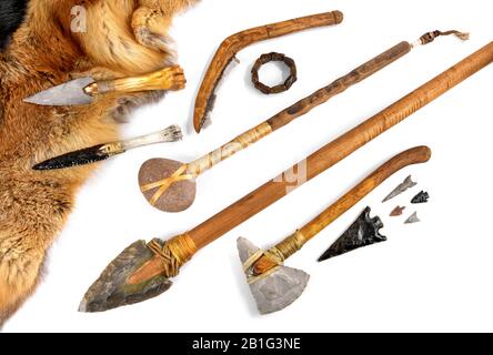 Werkzeuge zur Steinzeit auf weißem Hintergrund - Panoramaansicht Stockfoto