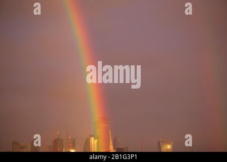 London, Großbritannien. Februar 2020. Nach einer Regendusche bei Sonnenuntergang erschien kurzzeitig ein doppelter Regenbogen über der City of London. Kredit: Thamesfleet/Alamy Live News Stockfoto