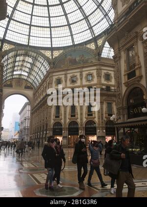 Mailand, Italien Coronavirus Auswirkungen der Situation, die an einigen Orten in der Stadt Mailand Auf dem Foto zu sehen ist: Orintale Touristen mit Masken in der Galleria Vittorio Emmanuele Stockfoto