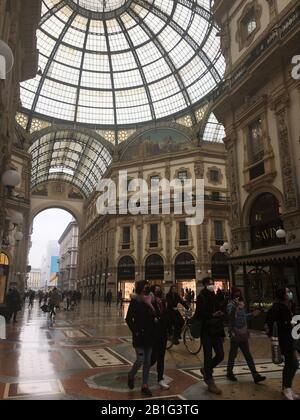 Mailand, Italien Coronavirus Auswirkungen der Situation, die an einigen Orten in der Stadt Mailand Auf dem Foto zu sehen ist: Orintale Touristen mit Masken in der Galleria Vittorio Emmanuele Stockfoto