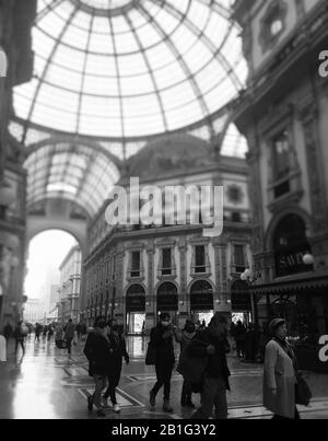 Mailand, Italien Coronavirus Auswirkungen der Situation, die an einigen Orten in der Stadt Mailand Auf dem Foto zu sehen ist: Orintale Touristen mit Masken in der Galleria Vittorio Emmanuele Stockfoto