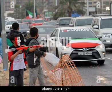 (200225) -- KUWAIT-STADT, 25. Februar 2020 (Xinhua) -- Chilren sprühen Wasser auf eine Straße, um den Nationalfeiertag in Kuwait-Stadt, Hauptstadt Kuwait, am 25. Februar 2020 zu feiern. Am 25. Und 26. Februar jeden Jahres feiert Kuwait seinen nationalen Tag und seinen Tag der Befreiung. Im Jahr 2020 feiert Kuwait den 59. Nationalen Tag und den 29. Tag der Befreiung. (Foto von Asad/Xinhua) Stockfoto