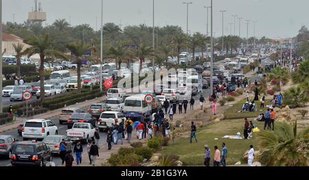 (200225) - KUWAIT-STADT, 25. Februar 2020 (Xinhua) - Die Menschen feiern den Nationalfeiertag in Kuwait-Stadt, der Hauptstadt Kuwaits, am 25. Februar 2020. Am 25. Und 26. Februar jeden Jahres feiert Kuwait seinen nationalen Tag und seinen Tag der Befreiung. Im Jahr 2020 feiert Kuwait den 59. Nationalen Tag und den 29. Tag der Befreiung. (Foto von Asad/Xinhua) Stockfoto