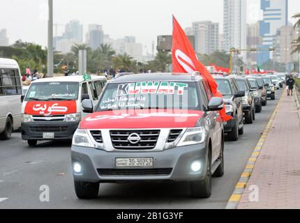 (200225) - KUWAIT-STADT, 25. Februar 2020 (Xinhua) - Autos, die mit Flaggen dekoriert sind, marschieren auf einer Straße, um den Nationalfeiertag in Kuwait-Stadt, Hauptstadt Kuwait, am 25. Februar 2020 zu feiern. Am 25. Und 26. Februar jeden Jahres feiert Kuwait seinen nationalen Tag und seinen Tag der Befreiung. Im Jahr 2020 feiert Kuwait den 59. Nationalen Tag und den 29. Tag der Befreiung. (Foto von Asad/Xinhua) Stockfoto