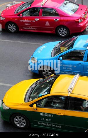 Drei bunte Bangkok Taxis Stockfoto