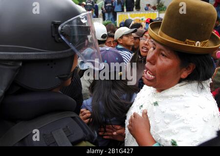 Eine Frau konfrontiert einen Bereitschaftspolizisten bei einer der Studentendemonstrationen Stockfoto