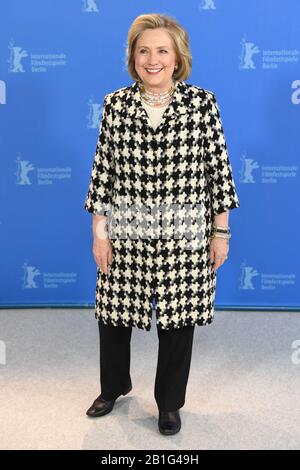 Hillary Rodham Clinton besucht die Fotocall für Hillary während des 70. Berliner Filmfestivals in Berlin. Februar 2020 © Paul Treadway Stockfoto