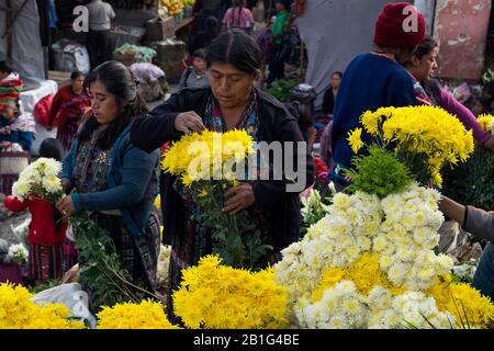 Frauen, die Blumen auf dem Chichicastenango-Markt verkaufen Stockfoto